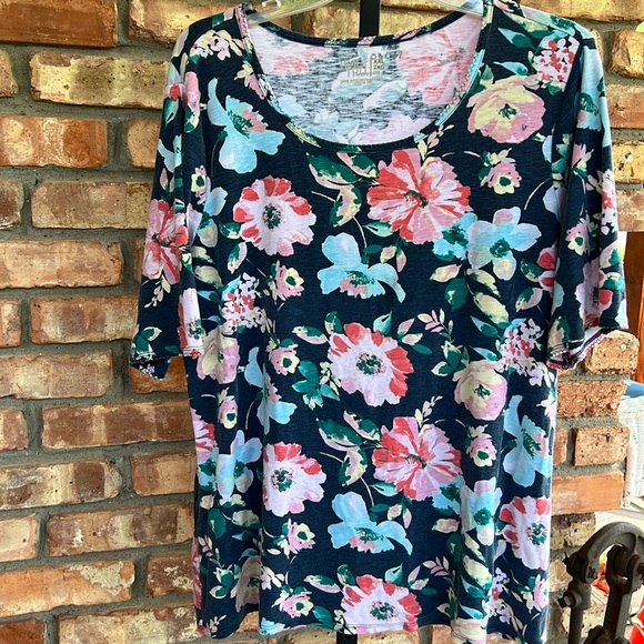 Time and Tru size xxl, 2x, 20, short sleeve round neck shirt with zig zag stitch - Picture 1 of 5